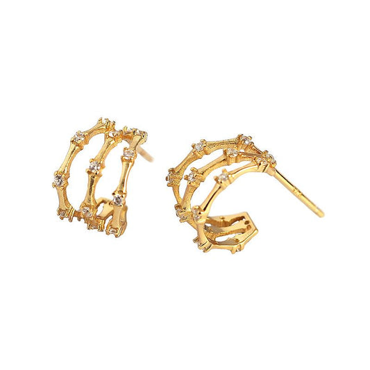 Moderne CZ C-Form Ohrstecker aus 925er Silber von silverbene, schlichte und elegante Ohrschmuck für Damen.