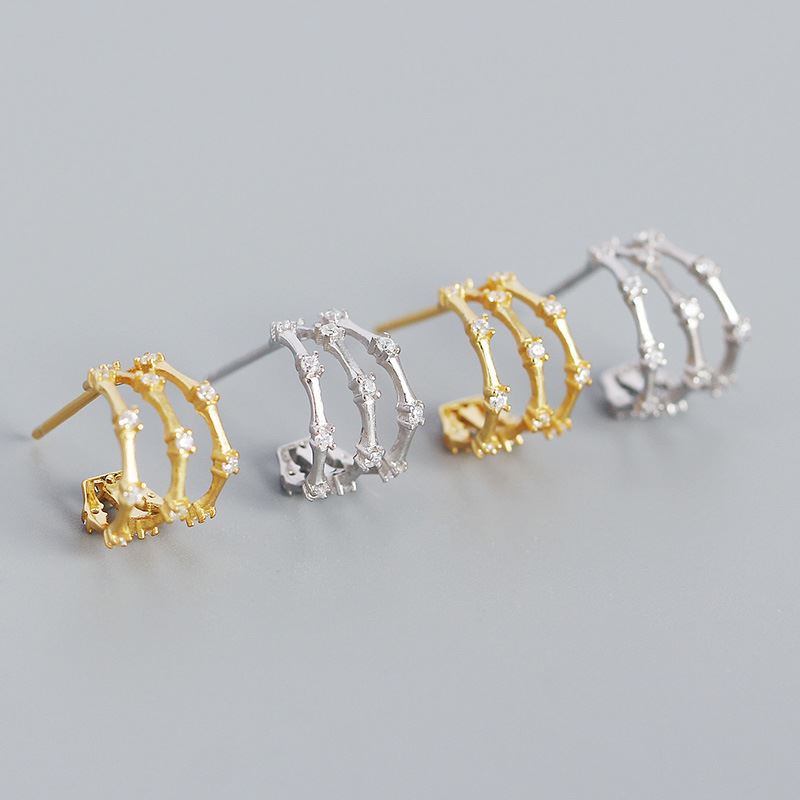 Moderne CZ C-Form Ohrstecker aus 925er Sterling Silber von silverbene, schlichte und elegante Damenohrschmuck.