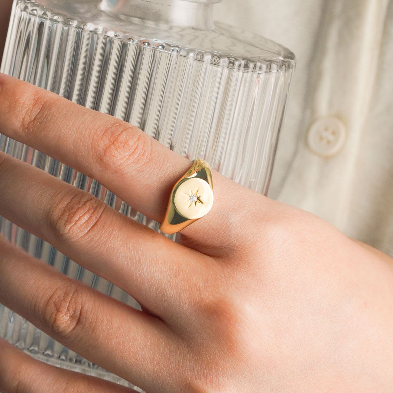 Funkelnder CZ Sonnenstern Ring aus 925er Silber von silverbene, elegant und verstellbar, zeigt ein strahlendes Design.