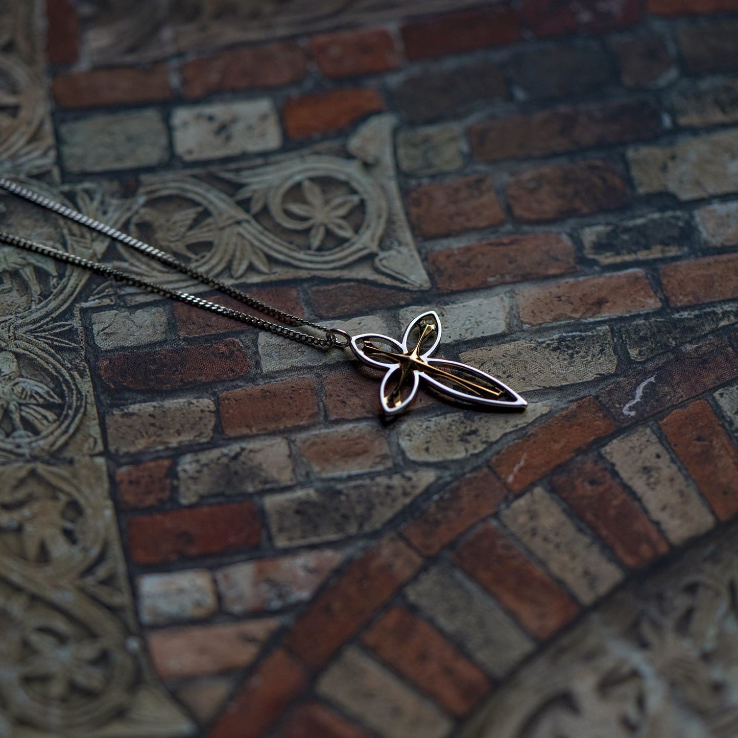 Hollow Goldenes Kreuz Anhänger aus 925 Sterlingsilber – Elegant - SterlingSilberSchmuck