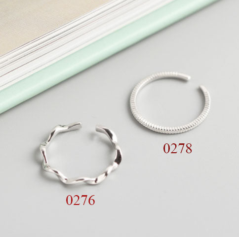 Verstellbarer Wellenring aus 925 Sterling Silber von silverbene, gedreht und elegant gestaltet, auf einem weißen Hintergrund.