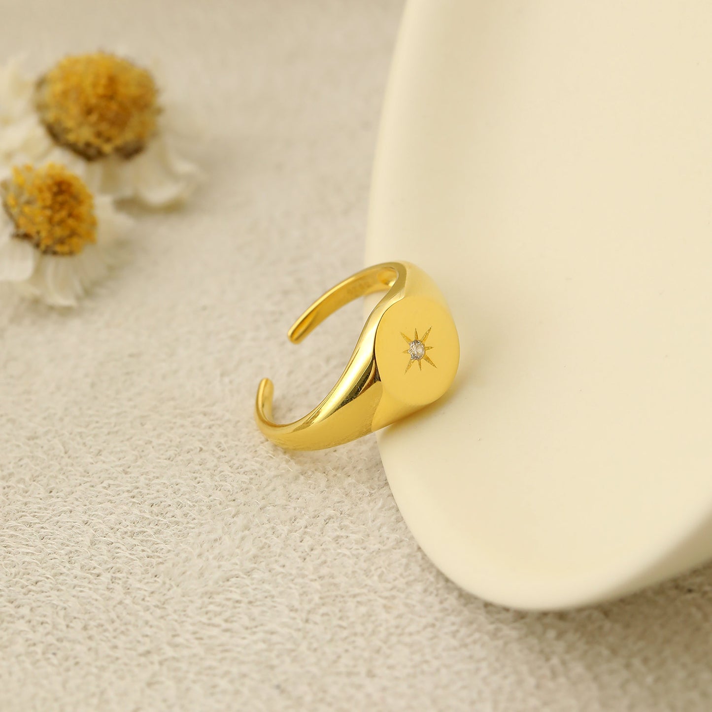 Funkelnder CZ Sonnenstern Ring aus 925er Silber von silverbene, verstellbar und elegant, mit strahlenden Details.